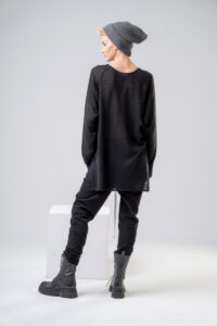 wełniany-sweterek-czarny-delCane-kolekcja-Pari