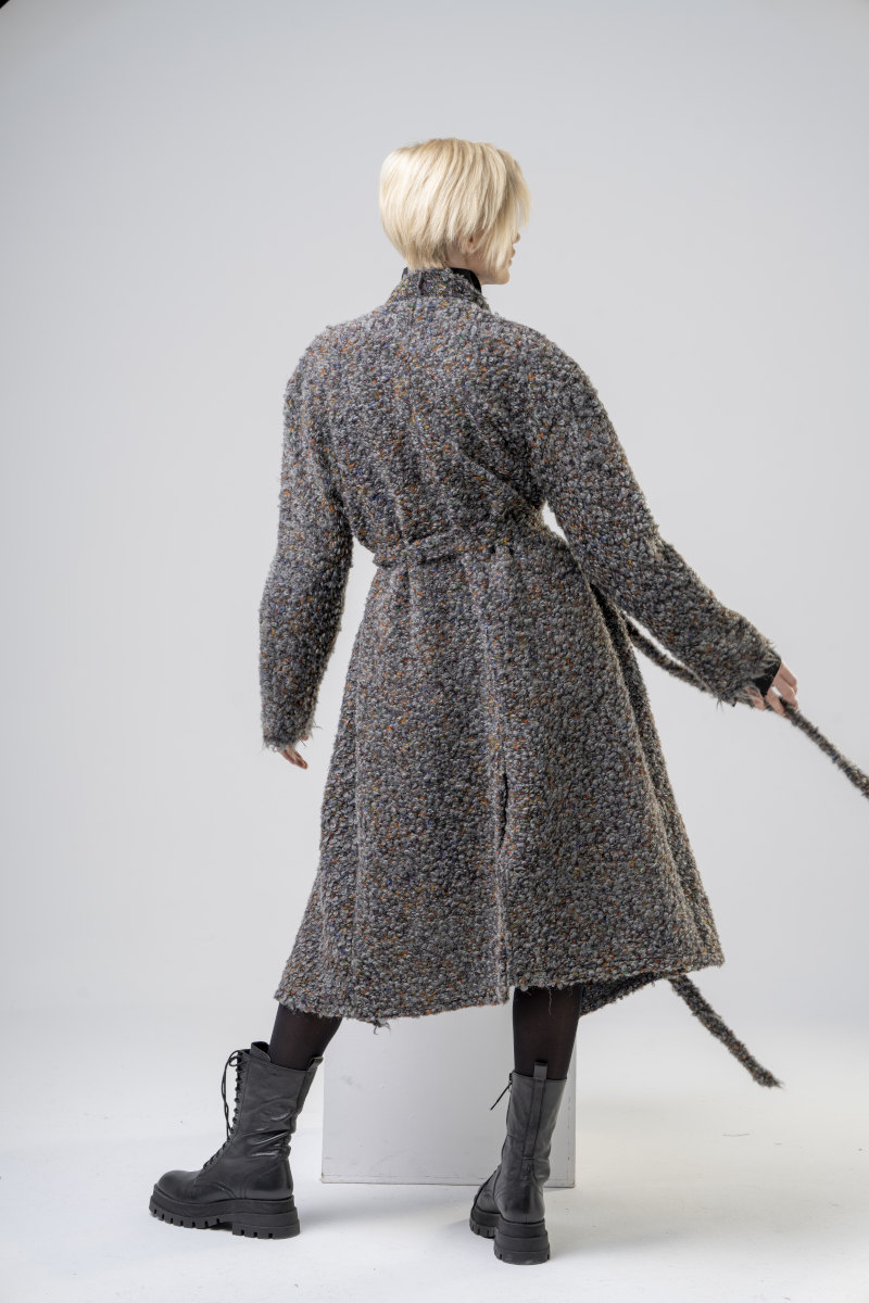 płaszcz_wełniany_boucle_szary_kolekcja_Paris_tył wełniany-płaszcz-boucle-delCane-kolekcja-Paris