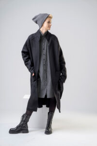 wełniany-płaszcz-czarny-delCane-kolekcja-Paris