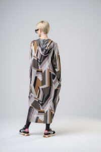 sukienka-z-kapturem-geometryczny-wzór-delCane-kolekcja-Paris