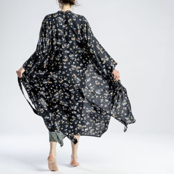 kimono-czarne-kwiatowy-wzór-delCane-kolekcja-Kobe