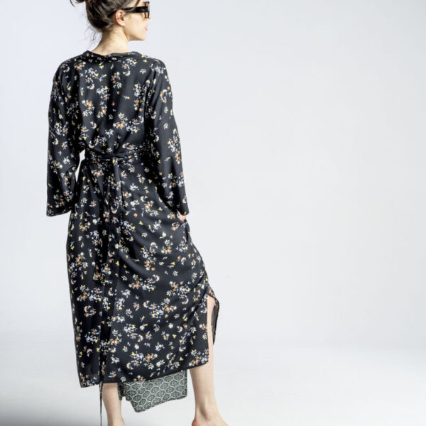 kimono-czarne-kwiatowy-wzór-delCane-kolekcja-Kobe