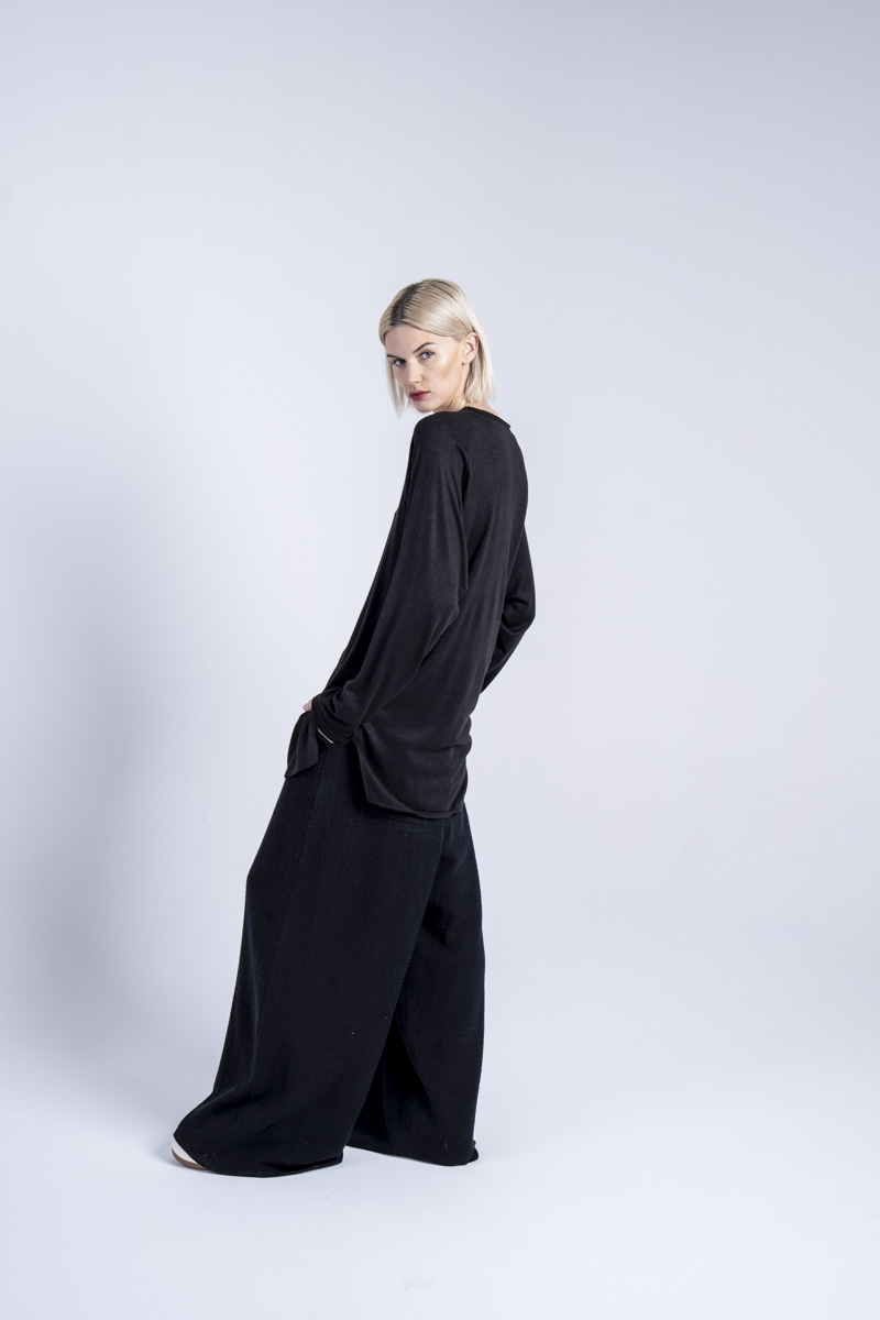 delCane_longsleeve_kioto_black_bok_III longsleeve-bluzka-czarna-kolekcja-kioto-delCane-bok-II