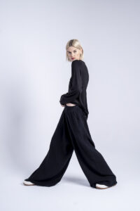 spodnie-czarne-lniane-kolekcja-kioto-delCane-bok