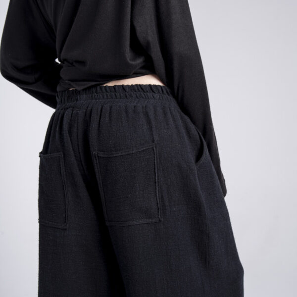 spodnie-czarne-lniane-kolekcja-kioto-delCane-detal