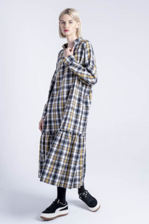 sukienka-w-kratę-z-falbaną-kolekcja-kioto-delCane-przód-1