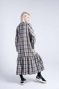 sukienka-w-kratę-z-falbaną-kolekcja-kioto-delCane-tył