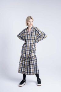 sukienka-w-kratę-z-falbaną-kolekcja-kioto-delCane-przód