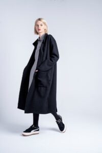 czarny-płaszcz-z-wełny-kolekcja-kioto-delCane-bok