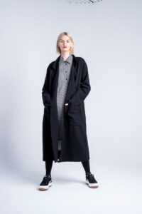 czarny-płaszcz-z-wełny-kolekcja-kioto-delCane-przód