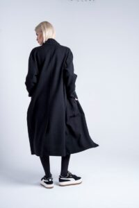 czarny-płaszcz-z-wełny-kolekcja-kioto-delCane-tył