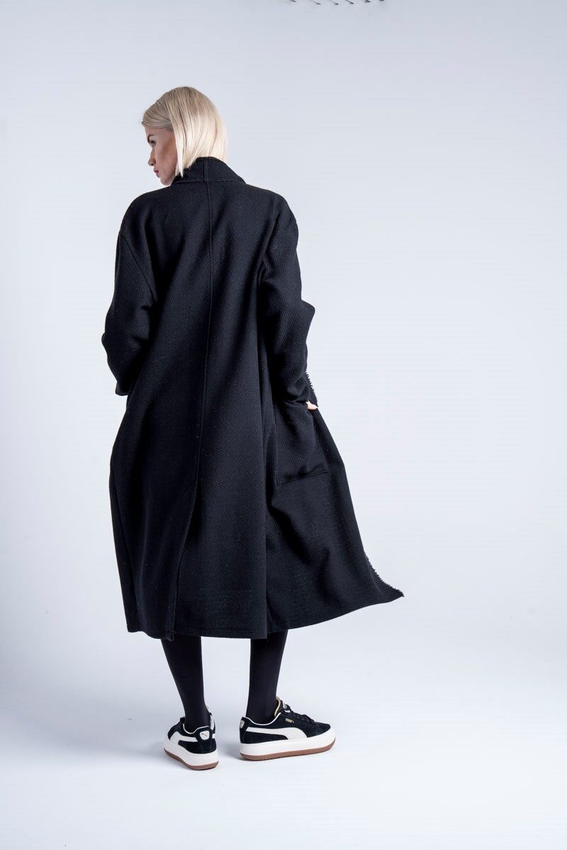 czarny-płaszcz-z-wełny-kolekcja-kioto-delCane-tył