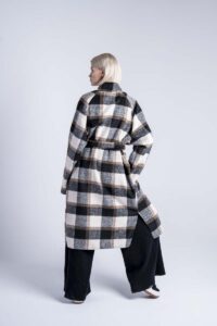 płaszcz-z-wełny-kolekcja-kioto-delCane-tył