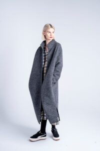 płaszcz-z-wełny-kolekcja-kioto-delCane-bok