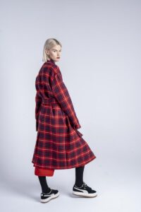 płaszcz-z-wełny-kolekcja-kioto-delCane-bok-tył