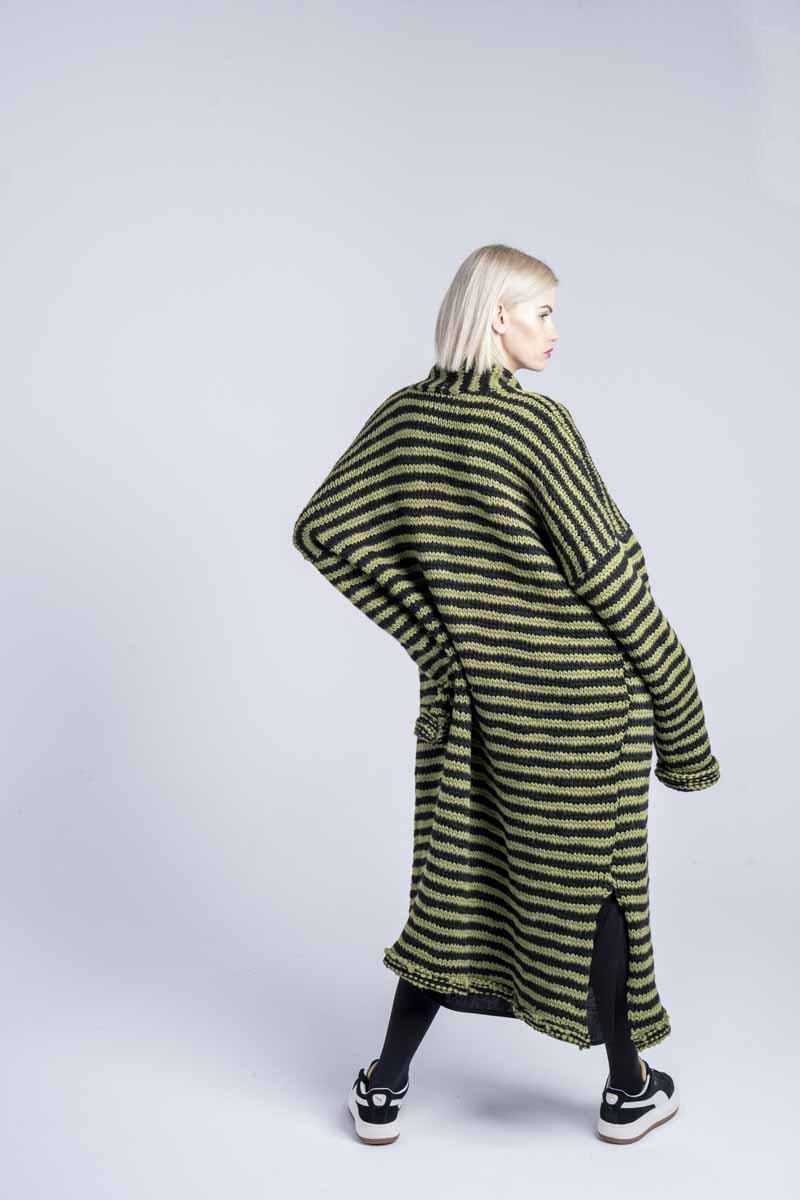delCane_długi_sweter_kioto_stripes_tył długi-wełniany-kardigan-w-pasy-kolekcja-kioto-delCane-tył