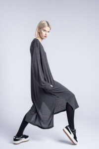 szara-długa-sukienka-kolekcja-kioto-delCane-bok
