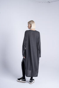 szara-długa-sukienka-kolekcja-kioto-delCane-tył