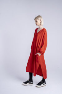 czerwona-długa-sukienka-kolekcja-kioto-delCane-bok