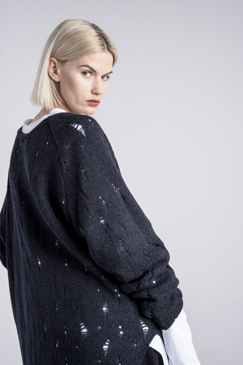 wełniany-sweter-z-dziurami-kolekcja-kioto-delCane-detal