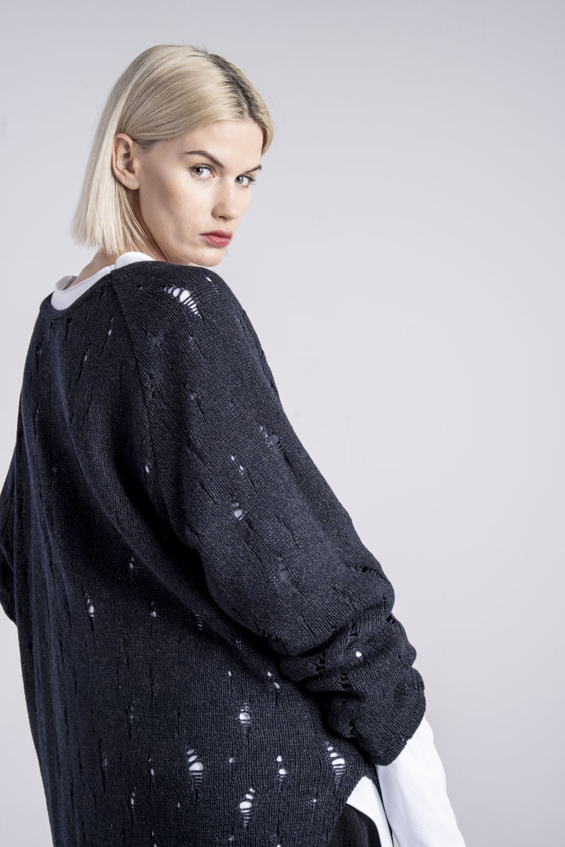 delCane_sweter_kioto_dark_blue_detal wełniany-sweter-z-dziurami-kolekcja-kioto-delCane-detal