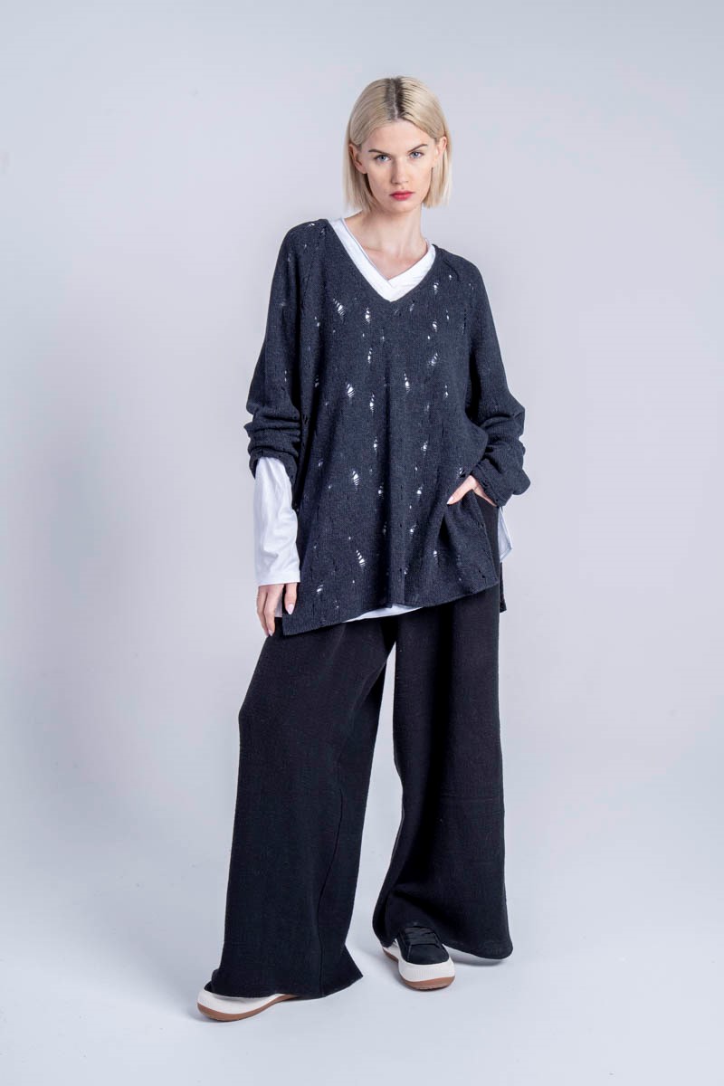 delCane_sweter_kioto_dark_blue_przód wełniany-sweter-z-dziurami-kolekcja-kioto-delCane-przód