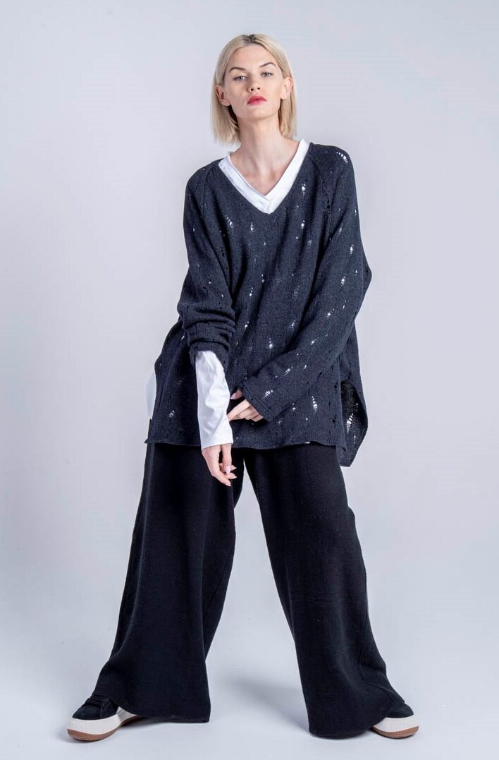 delCane_sweter_kioto_dark_blue_przód_I wełniany-sweter-z-dziurami-kolekcja-kioto-delCane-przód_I