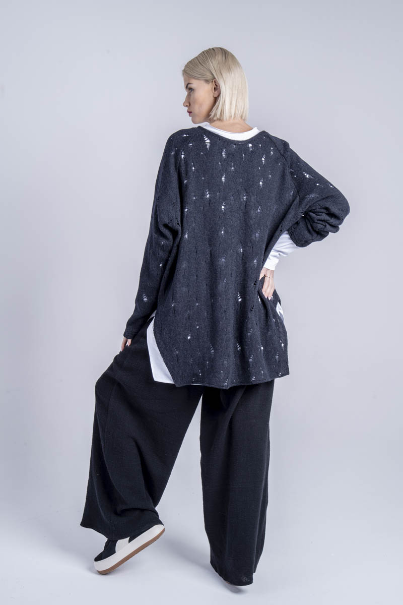 delCane_sweter_kioto_dark_blue_tył wełniany-sweter-z-dziurami-kolekcja-kioto-delCane-tył