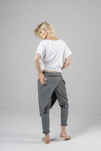 spodnie-z-bawełny-kolekcja-sakai-delCane-tył