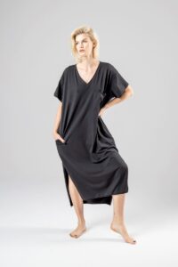 czarna-długa-sukienka-kolekcja-sakai-delCane-przód-I