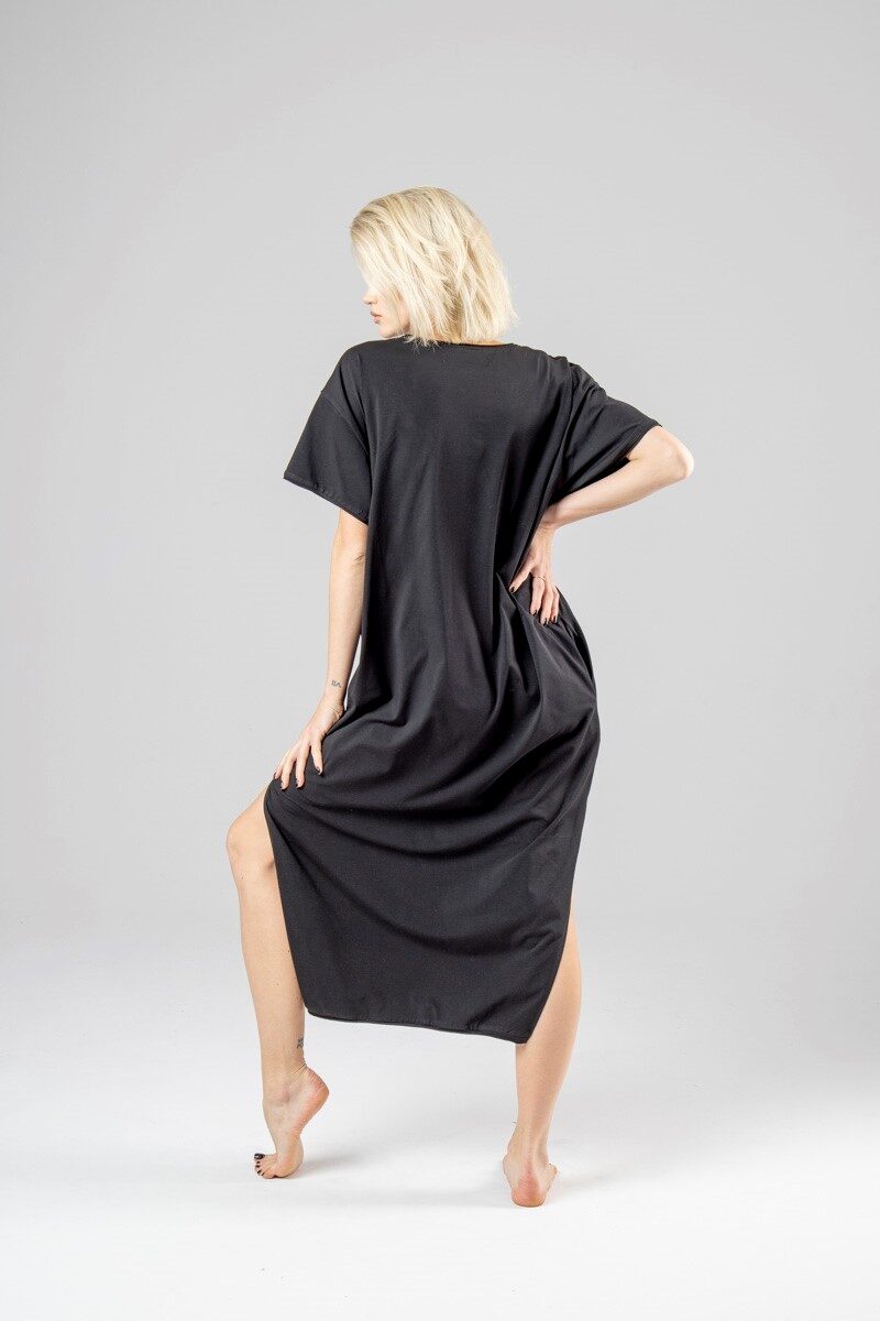 czarna-długa-sukienka-kolekcja-sakai-delCane-tył