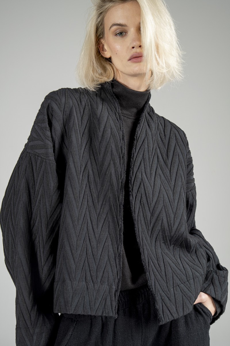 kurtka_nagoja_jacquard_delCane_detal delCane-kolekcja-nagoja-czarna-kimonowa-kurtka-detal