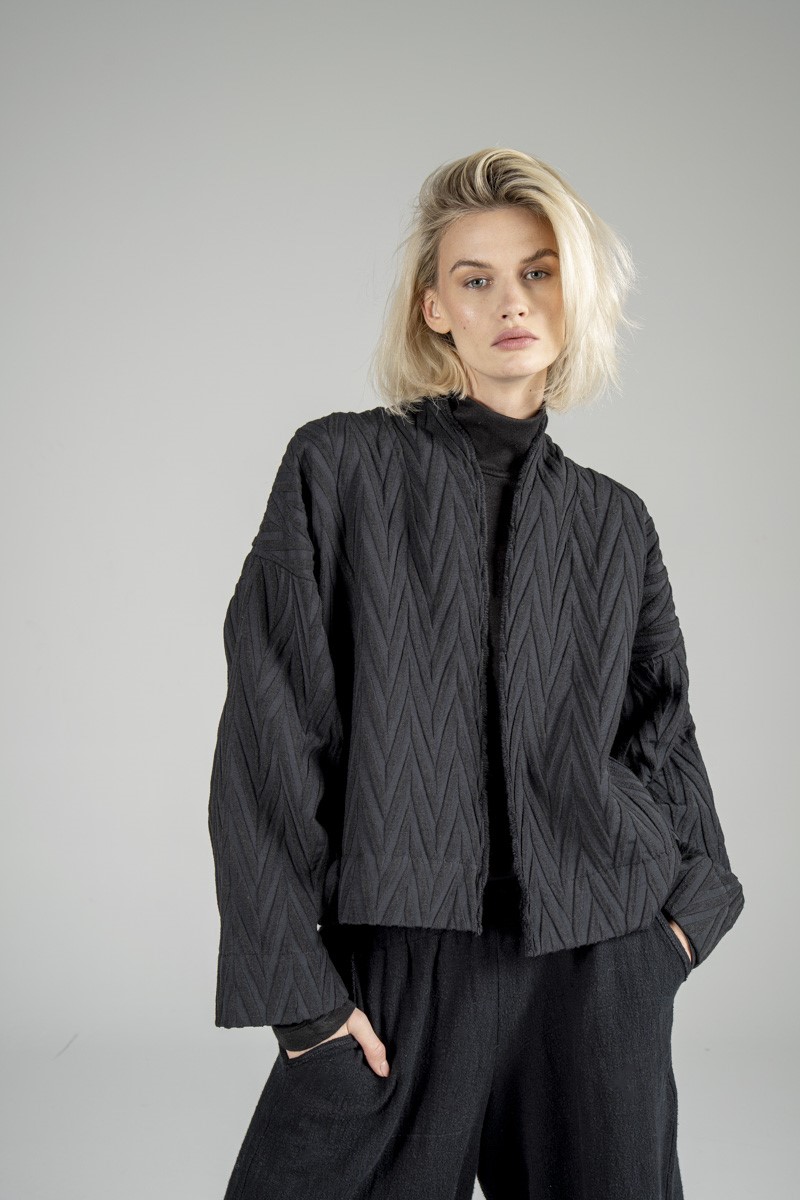 kurtka_nagoja_jacquard_delCane_przód_II delCane-kolekcja-nagoja-czarna-kimonowa-kurtka-przód