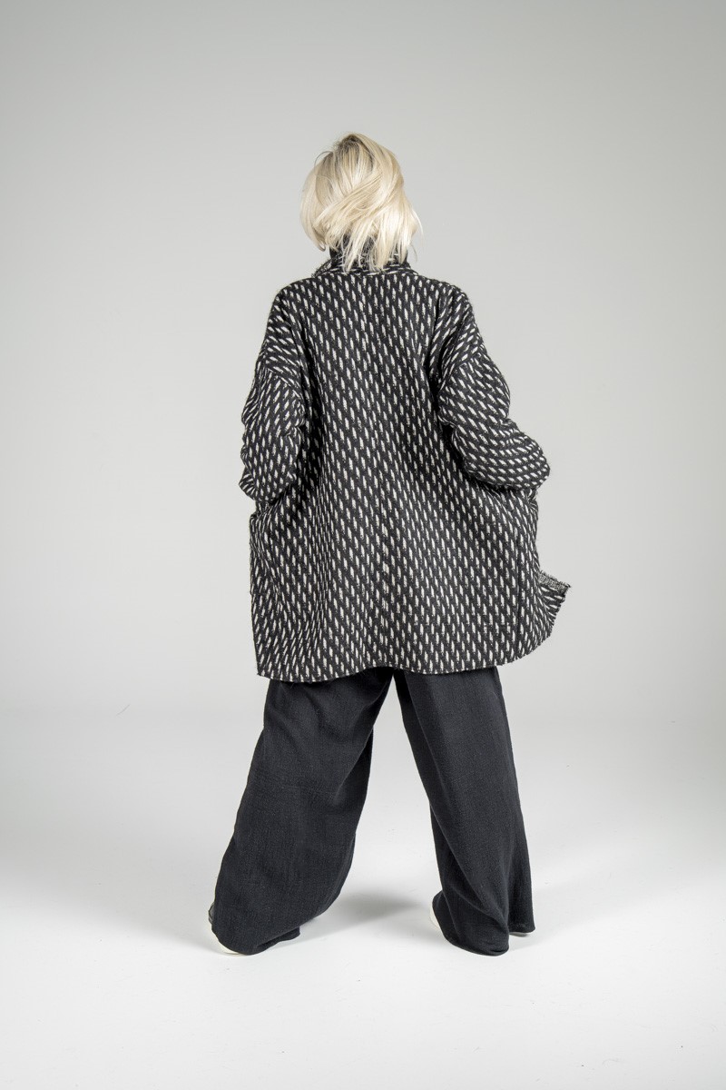 kurtka_nagoja_pattern_delCane_tył delCane-kolekcja-nagoja-kurtka-wełniana-tył