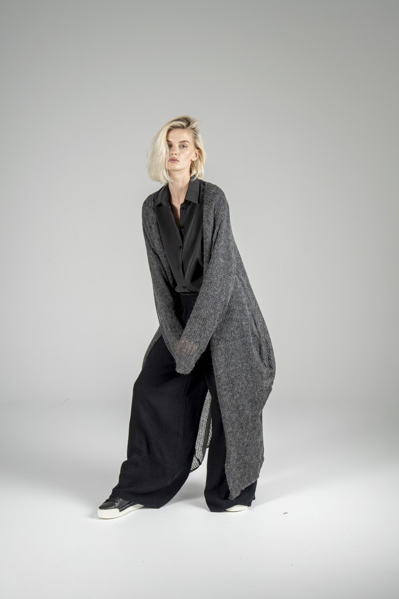 sweter_wełniany_nagoja_gray_delCane_przód sweter-z-wełny-delCane-kolekcja-nagoja-przód