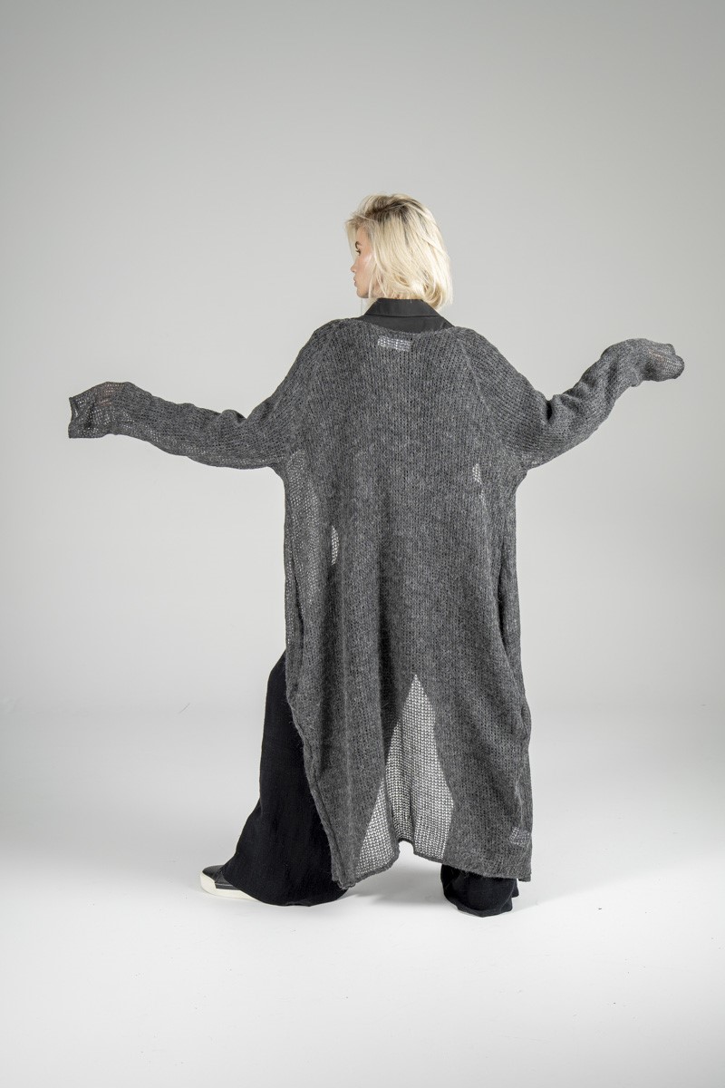 sweter_wełniany_nagoja_gray_delCane_tył sweter-z-wełny-delCane-kolekcja-nagoja-tył