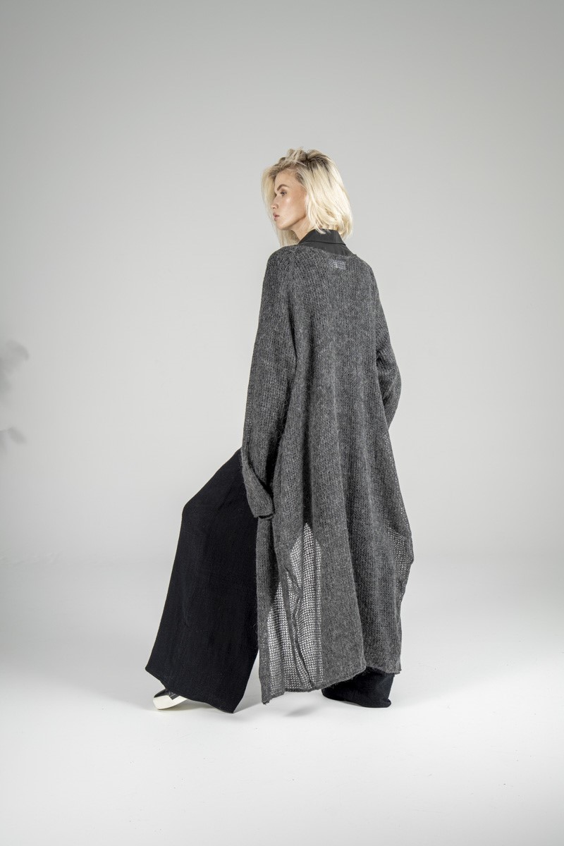 sweter_wełniany_nagoja_gray_delCane_tył_I sweter-z-wełny-delCane-kolekcja-nagoja-tył-I