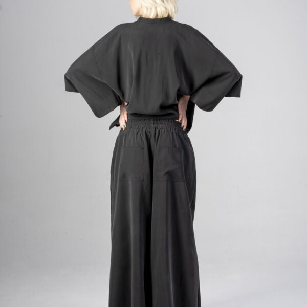 delCane-kolekcja-nagano-czarne-szerokie-spodnie-tył