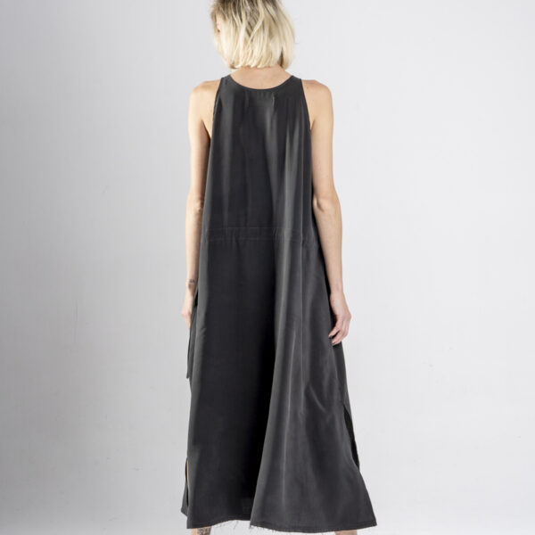 delCane-kolekcja-nagano-czarna-sukienka-tył