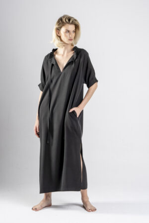 delCane-kolekcja-nagano-długa-czarna-sukienka-z-wiskozy-przód