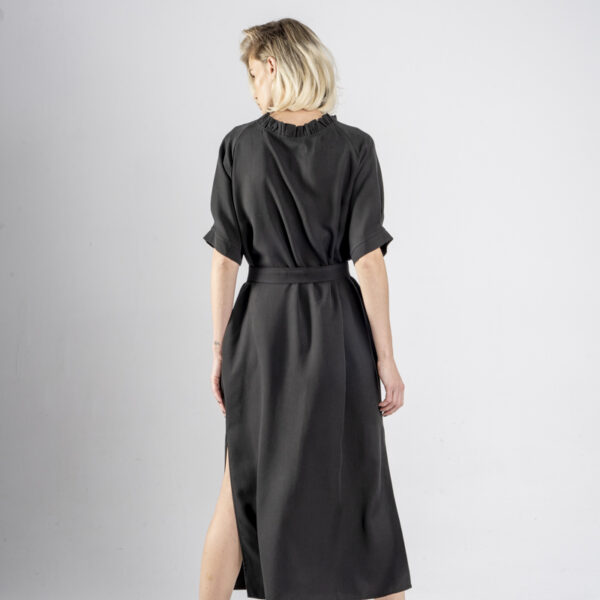 delCane-kolekcja-nagano-długa-czarna-sukienka-z-wiskozy-tył