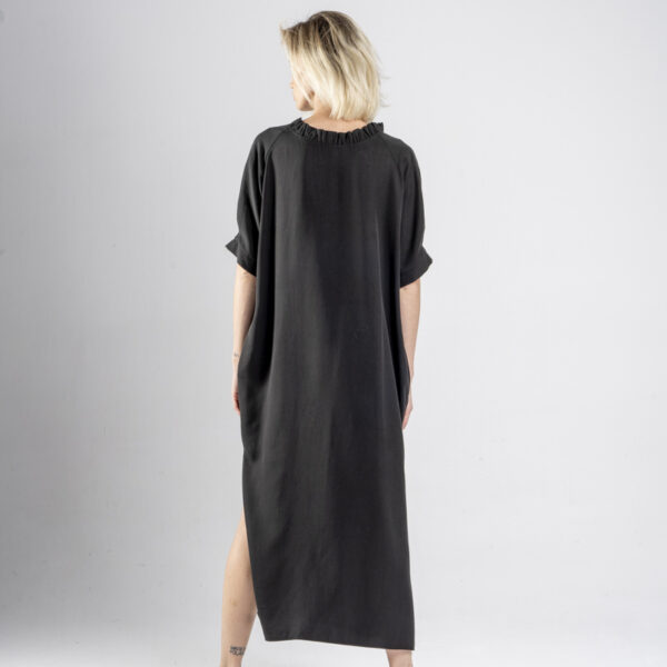 delCane-kolekcja-nagano-długa-czarna-sukienka-z-wiskozy-tył