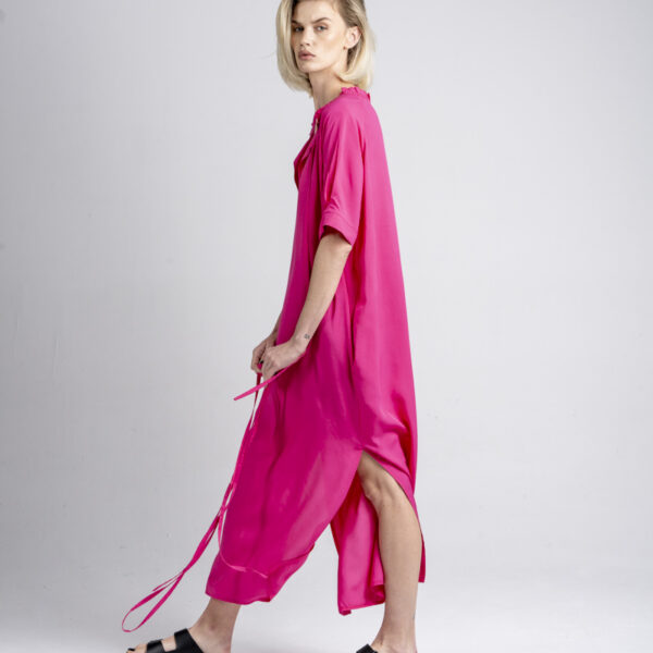 delCane-kolekcja-nagano-długa-różowa-sukienka-z-wiskozy-bok