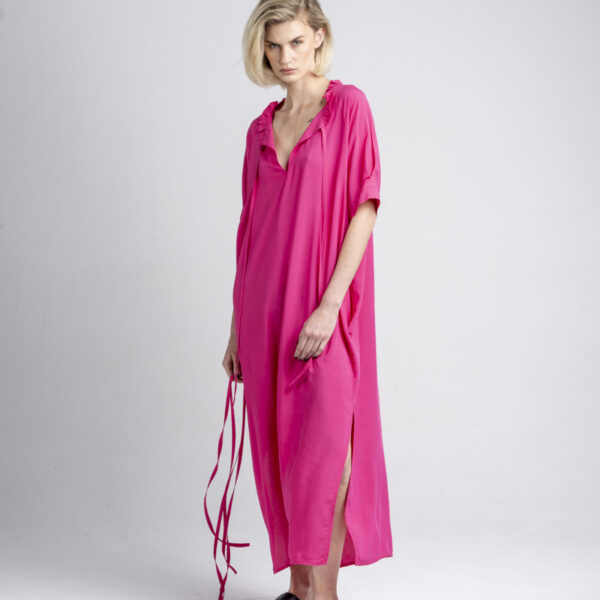 delCane-kolekcja-nagano-długa-różowa-sukienka-z-wiskozy-przód