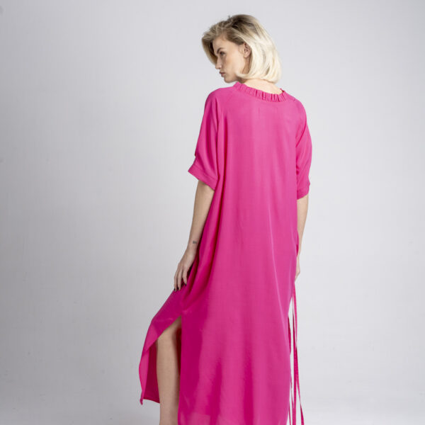 delCane-kolekcja-nagano-długa-różowa-sukienka-z-wiskozy-tył