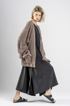 delCane-kolekcja-nagano-bawełniany-jasno-brązowy-sweter-bok