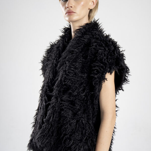 delCane-kolekcja-nikko-kamizelka-sztuczne-futro-czarna-przód