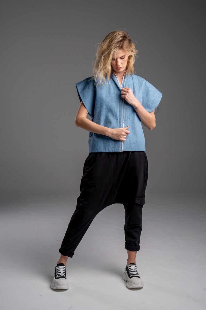 delCane-kolekcja-naha-krótka-kamizelka-blue-jeans-postrzępiona