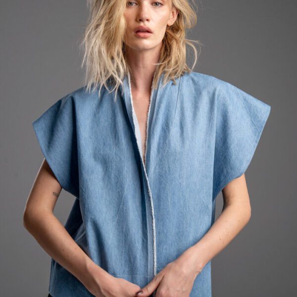 delCane-kolekcja-naha-krótka-kamizelka-blue-jeans-postrzępiona
