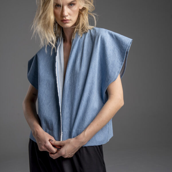 delCane-kolekcja-naha-krótka-kamizelka-blue-jeans-postrzępiona